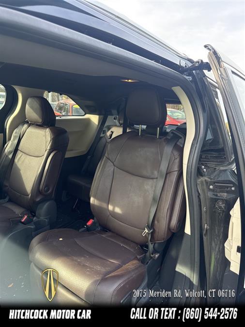 2023 Toyota Sienna Platinum photo