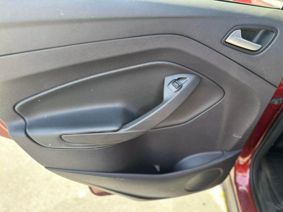 2016 Ford Escape SE Sport Utility 4D photo