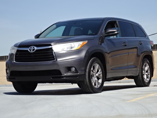 2014 Toyota Highlander LE photo