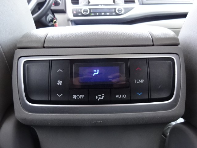 2014 Toyota Highlander LE photo