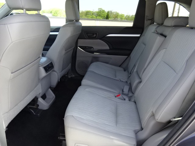 2014 Toyota Highlander LE photo