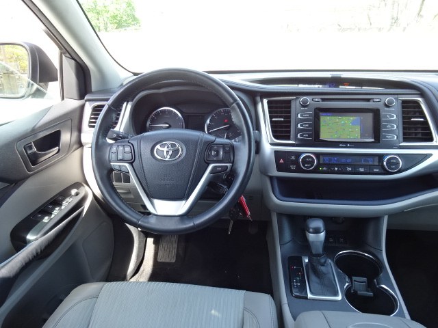 2014 Toyota Highlander LE photo