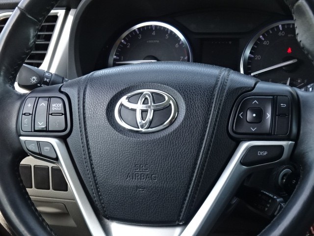 2014 Toyota Highlander LE photo