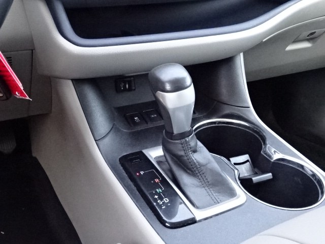 2014 Toyota Highlander LE photo