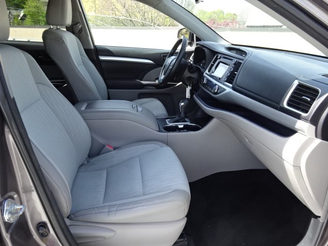 2014 Toyota Highlander LE photo