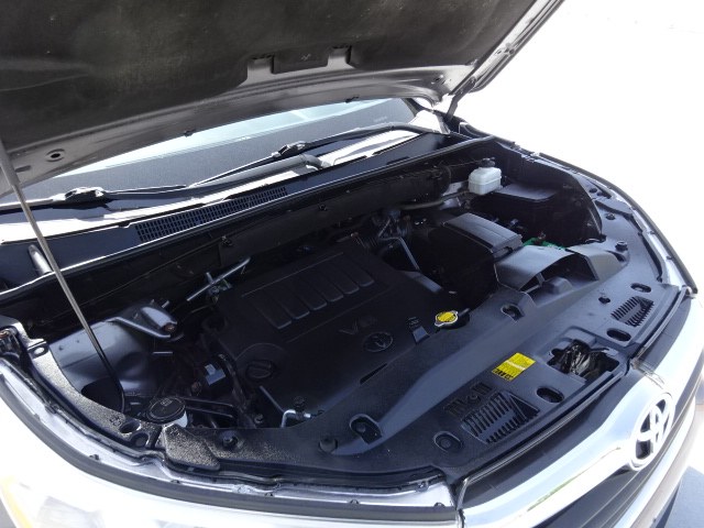 2014 Toyota Highlander LE photo