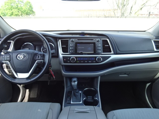 2014 Toyota Highlander LE photo