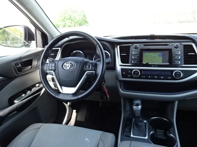 2014 Toyota Highlander LE photo