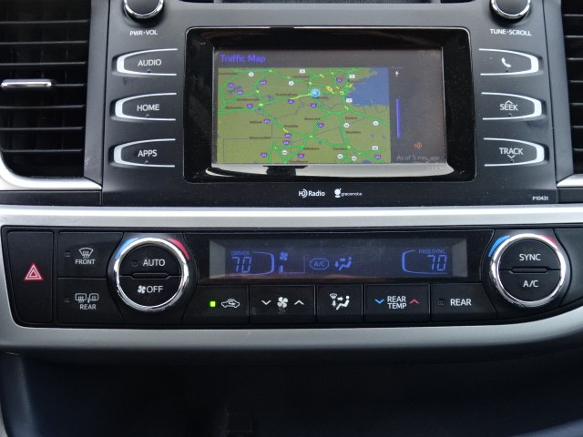 2014 Toyota Highlander LE photo