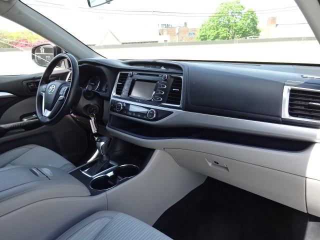 2014 Toyota Highlander LE photo