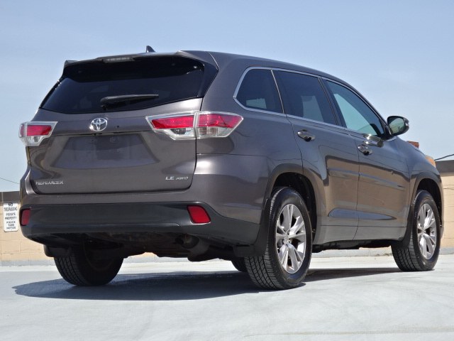 2014 Toyota Highlander LE photo