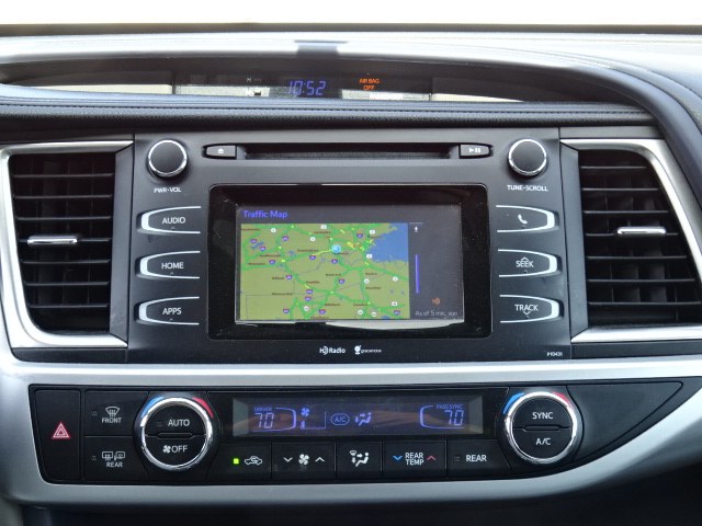 2014 Toyota Highlander LE photo