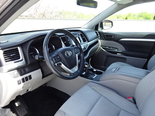 2014 Toyota Highlander LE photo