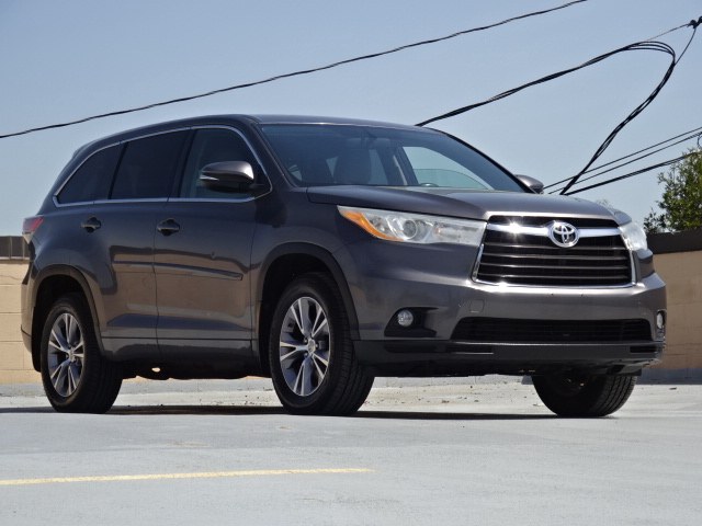 2014 Toyota Highlander LE photo