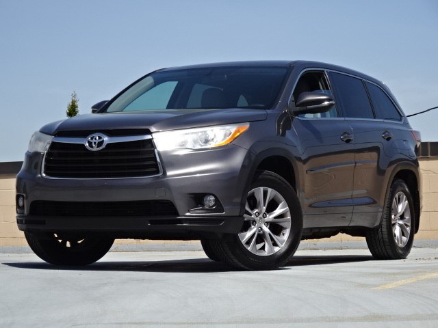 2014 Toyota Highlander LE photo
