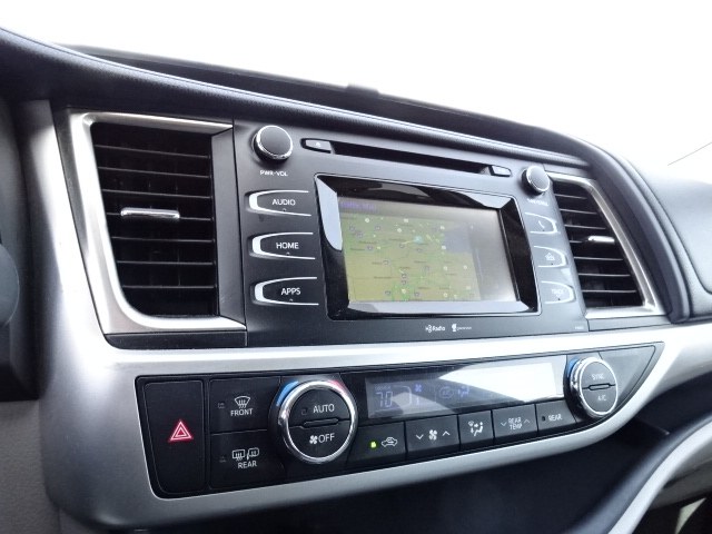 2014 Toyota Highlander LE photo