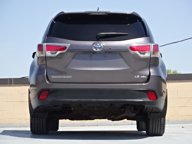 2014 Toyota Highlander LE photo