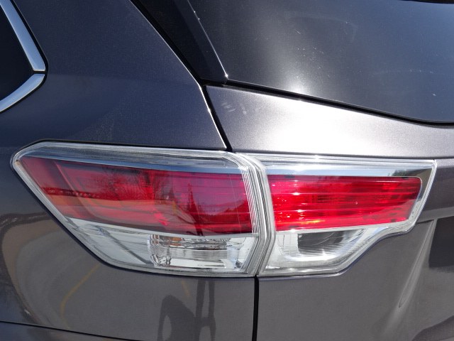 2014 Toyota Highlander LE photo