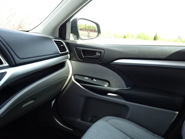 2014 Toyota Highlander LE photo