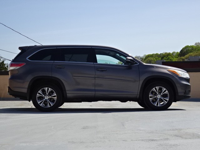 2014 Toyota Highlander LE photo