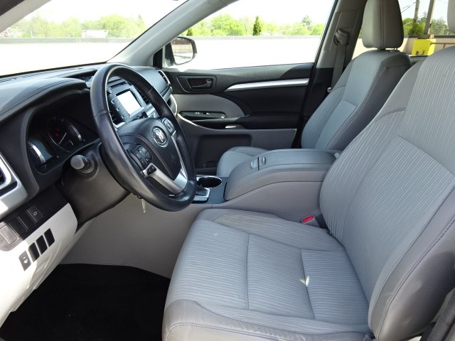 2014 Toyota Highlander LE photo