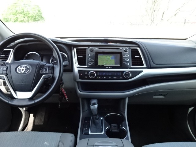 2014 Toyota Highlander LE photo