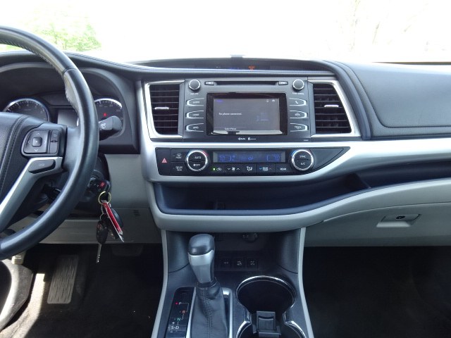 2014 Toyota Highlander LE photo
