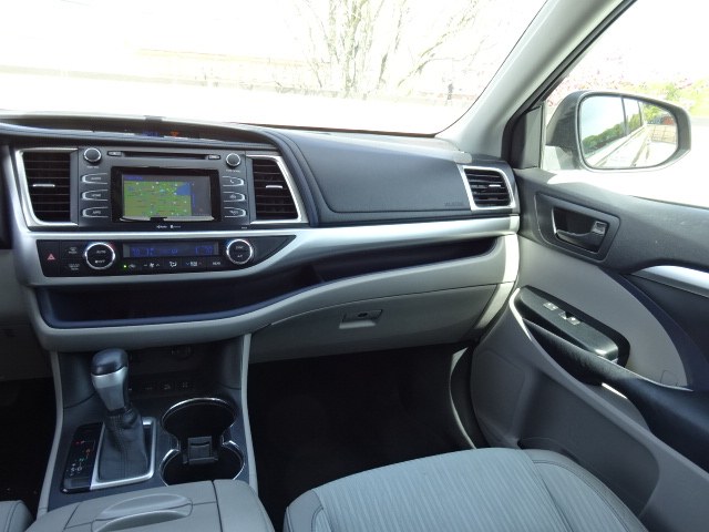 2014 Toyota Highlander LE photo