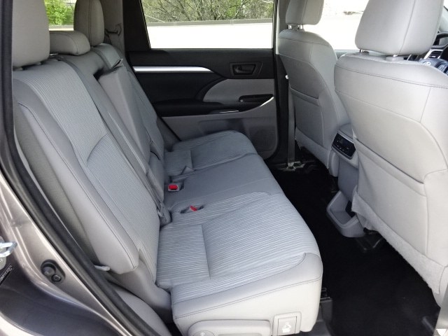 2014 Toyota Highlander LE photo