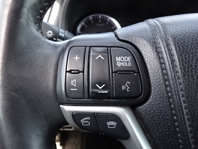 2014 Toyota Highlander LE photo