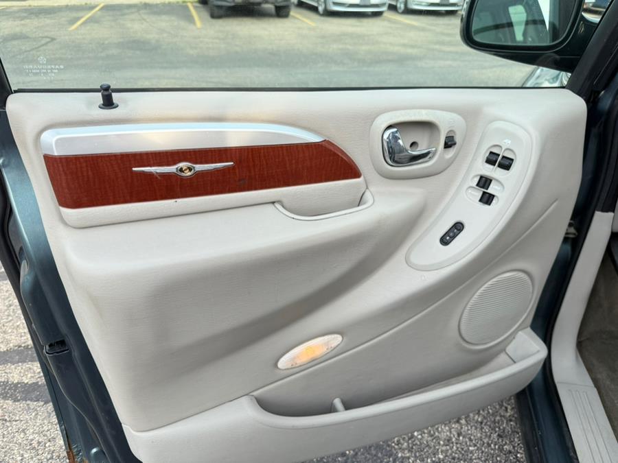 2007 Chrysler Town & Country Limited photo
