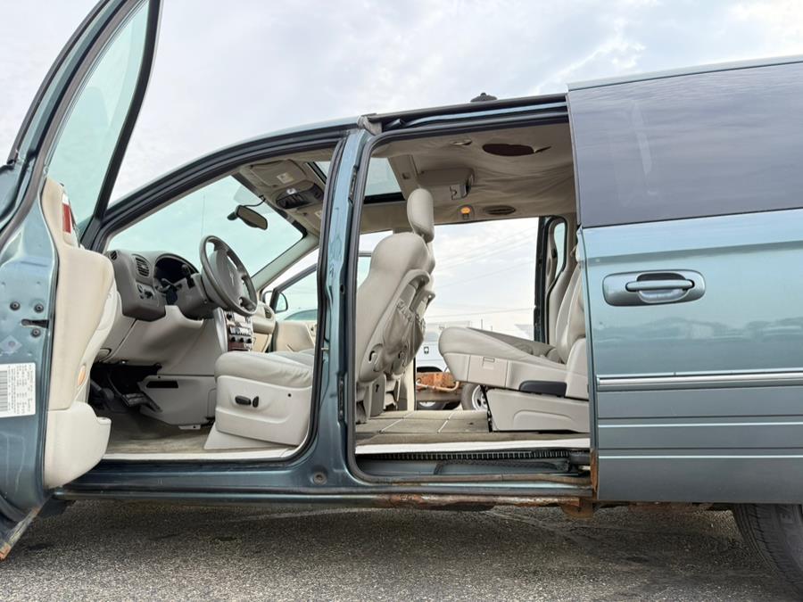 2007 Chrysler Town & Country Limited photo