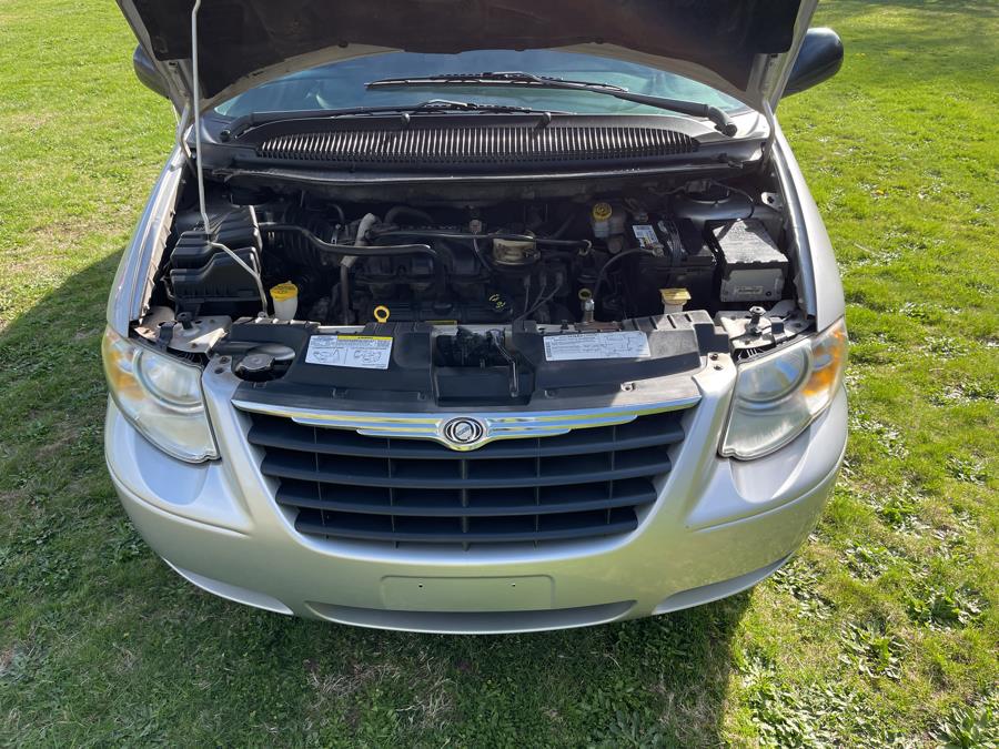 2005 Chrysler Town & Country LX photo