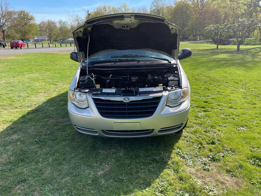 2005 Chrysler Town & Country LX photo