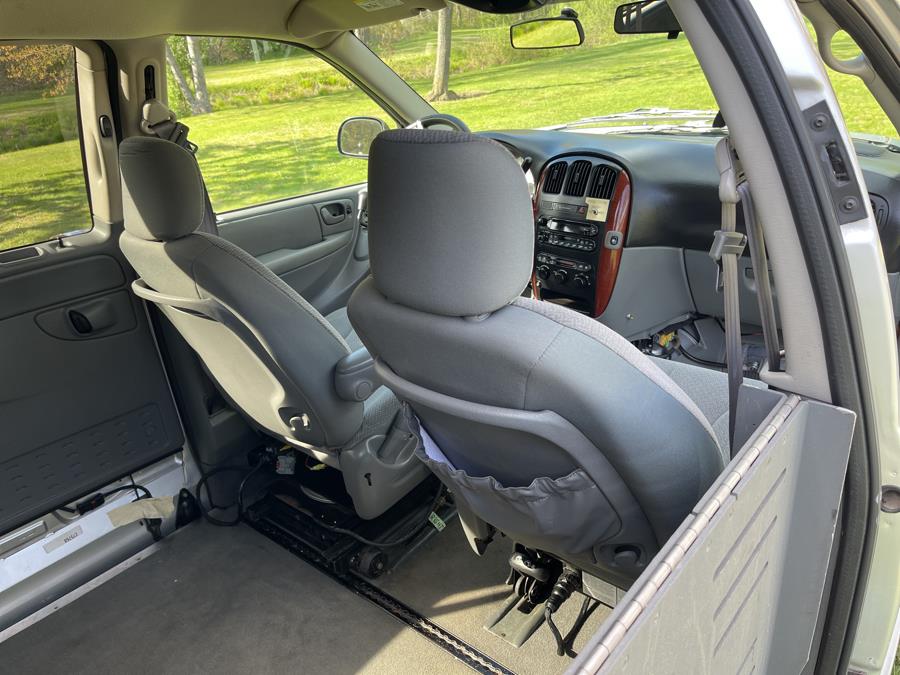 2005 Chrysler Town & Country LX photo
