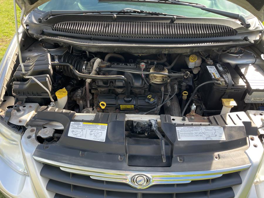2005 Chrysler Town & Country LX photo