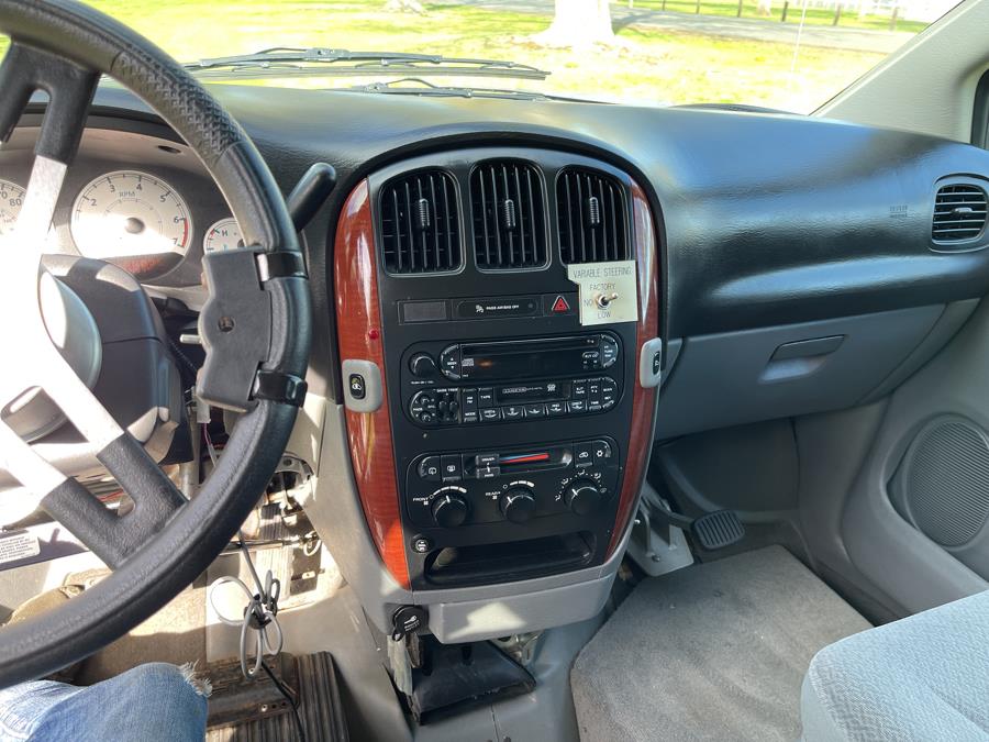 2005 Chrysler Town & Country LX photo