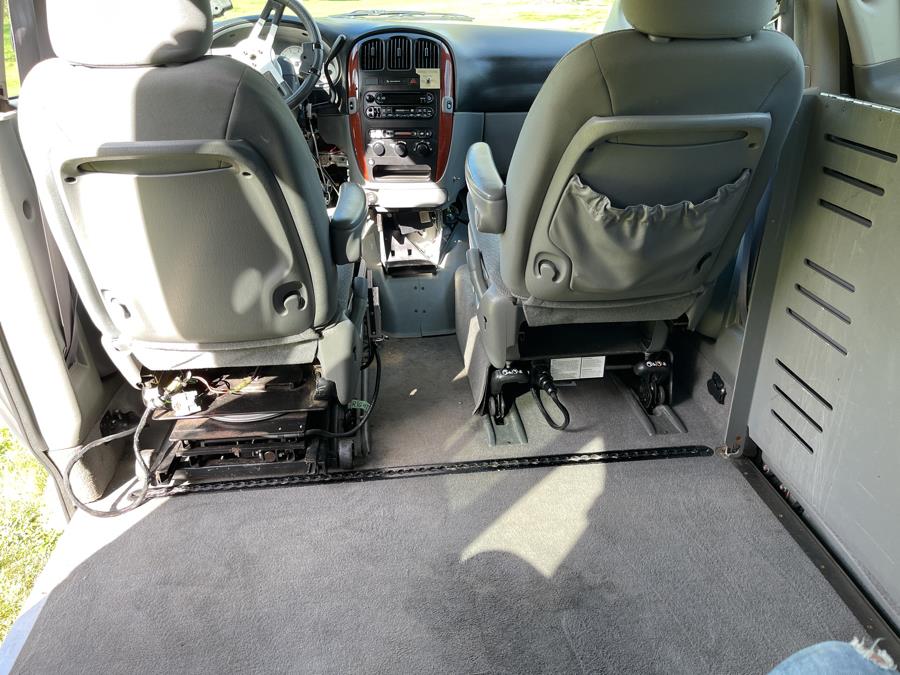 2005 Chrysler Town & Country LX photo