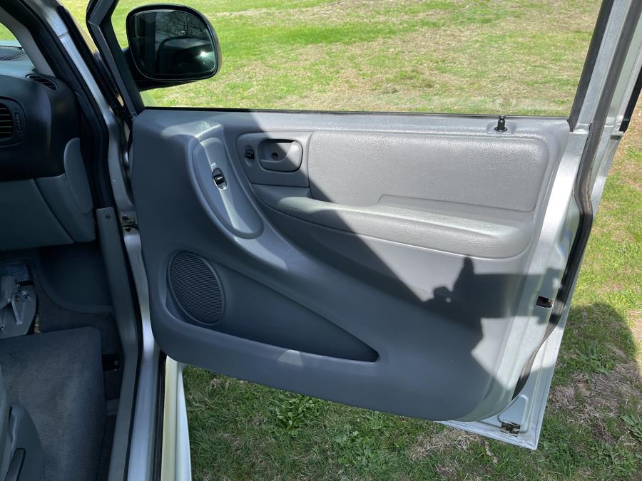 2005 Chrysler Town & Country LX photo