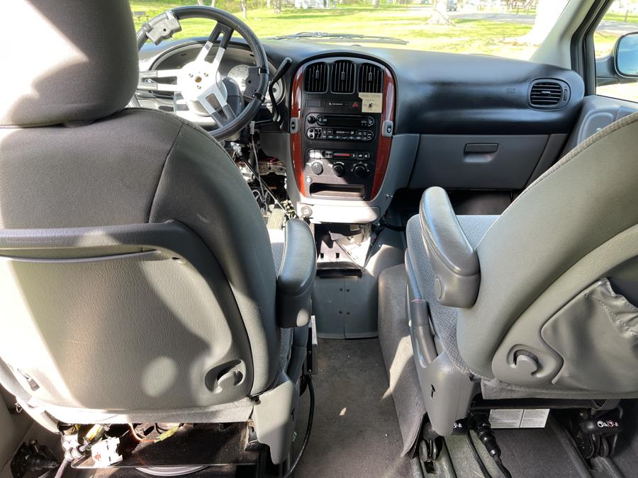2005 Chrysler Town & Country LX photo