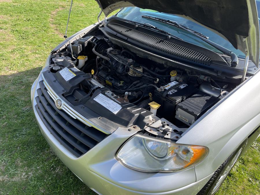 2005 Chrysler Town & Country LX photo