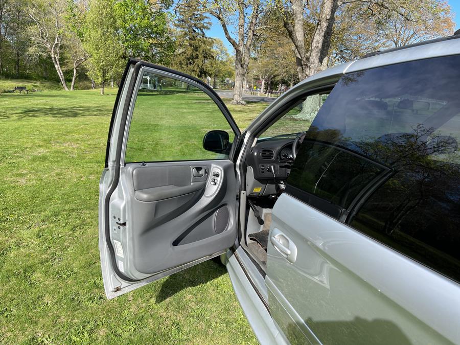 2005 Chrysler Town & Country LX photo