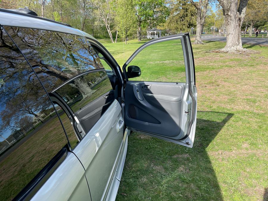 2005 Chrysler Town & Country LX photo