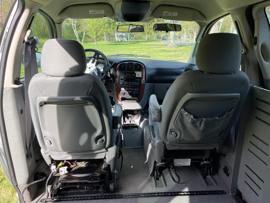 2005 Chrysler Town & Country LX photo