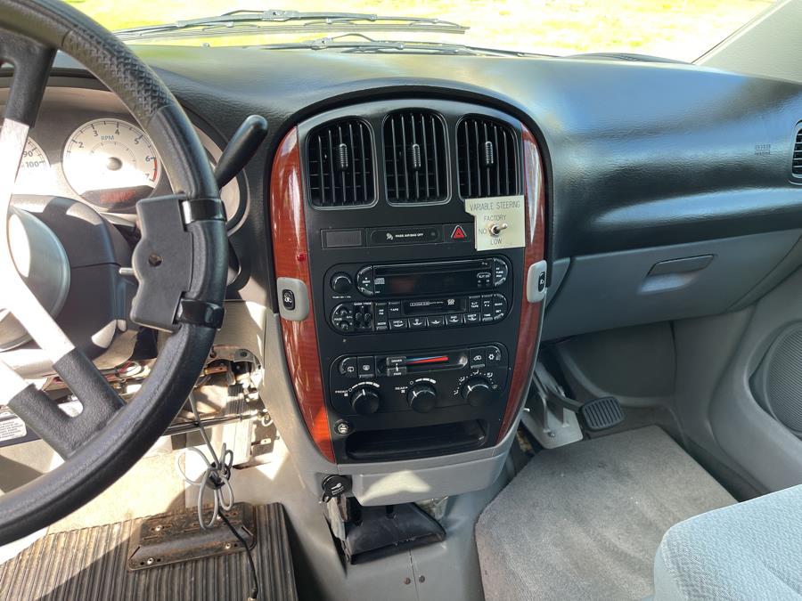 2005 Chrysler Town & Country LX photo