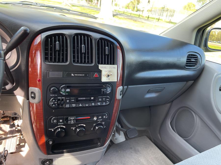 2005 Chrysler Town & Country LX photo