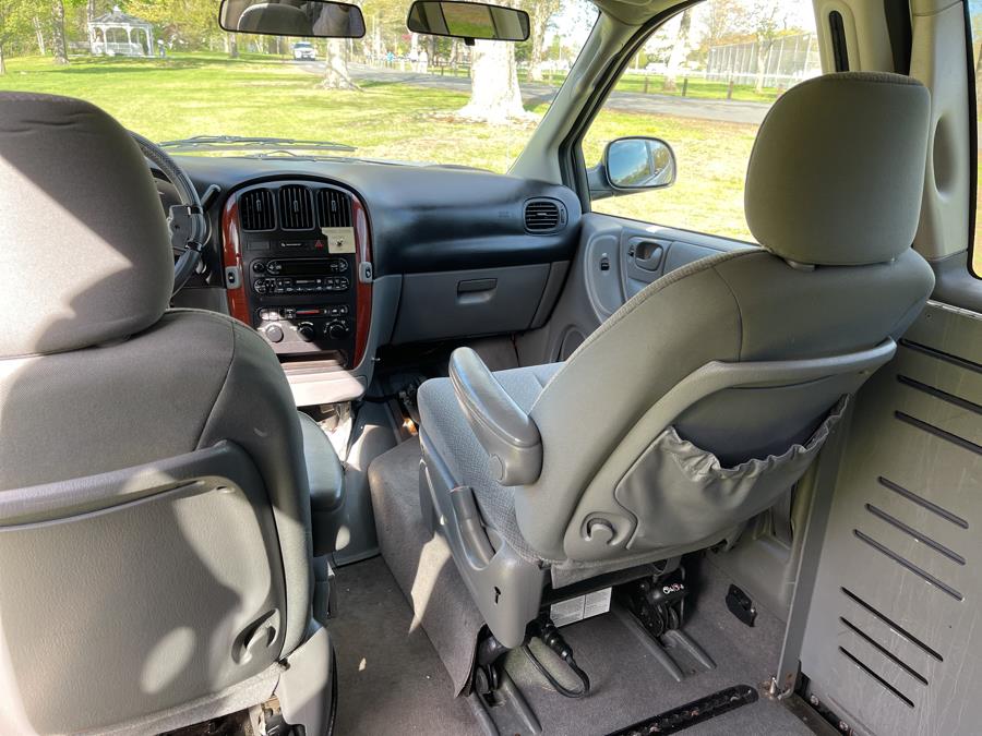 2005 Chrysler Town & Country LX photo