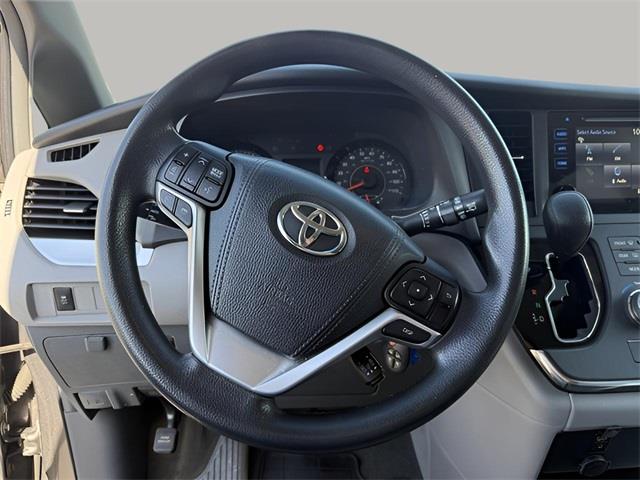 2015 Toyota Sienna LE photo