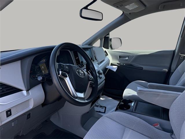 2015 Toyota Sienna LE photo