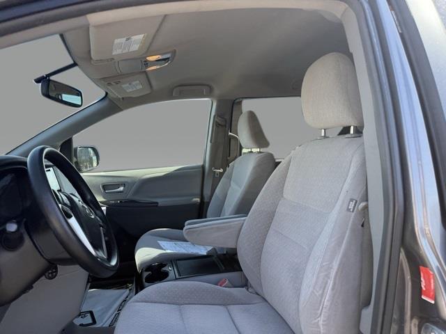 2015 Toyota Sienna LE photo